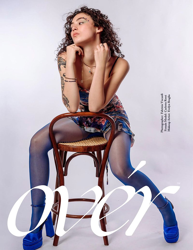 A CURLY-HAIRED BEAUTY IN BLUE TIGHTS - Carlotta Rossi Modella- Page 4