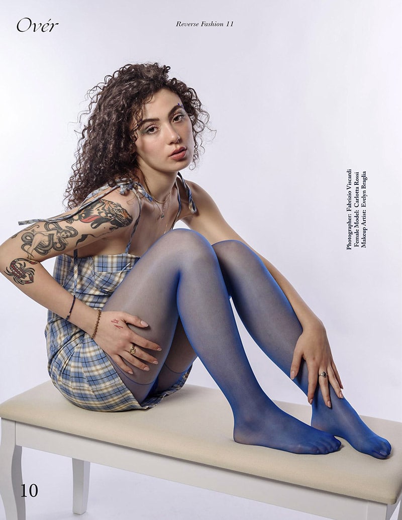 A CURLY-HAIRED BEAUTY IN BLUE TIGHTS - Carlotta Rossi Modella- Page 10