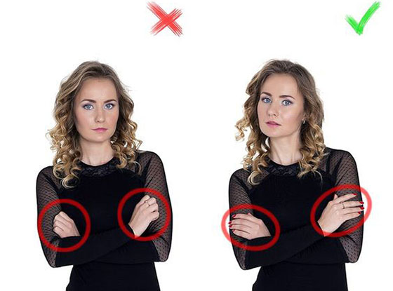 Esempio di posa fotografica con errore sulla sinistra e posa corretta sulla destra