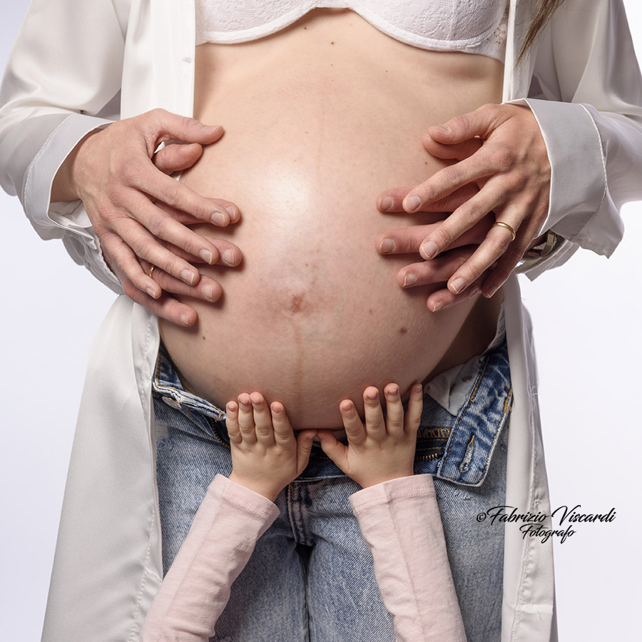 Fabrizio Viscardi Fotografo: servizio fotografico di maternità in sala di posa a La Spezia